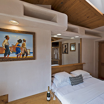 A 360-degree panorama of a room at Les Artistes Inn, in Del Mar, California